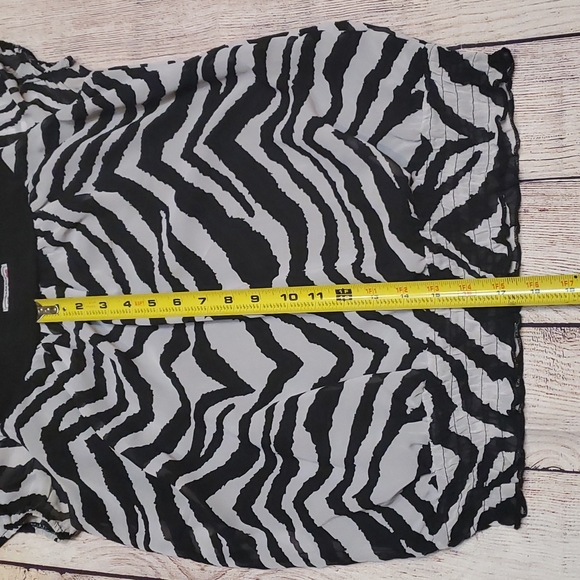 Women’s Zebra Print Three Pink Hearts Shirt 🖤 Size XL - Picture 6 of 9